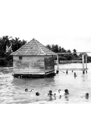 Watch and download Muchachos bañándose en la laguna de Maracaibo online (1897)