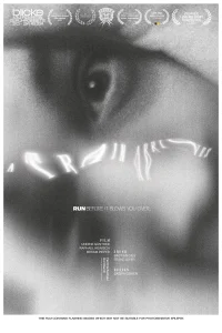 قطار می‌آید - Poster